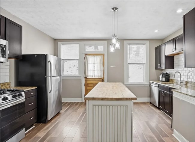 Building Photo - Charming 2 bedroom/1.5 bathroom updated home-Mt. Washington