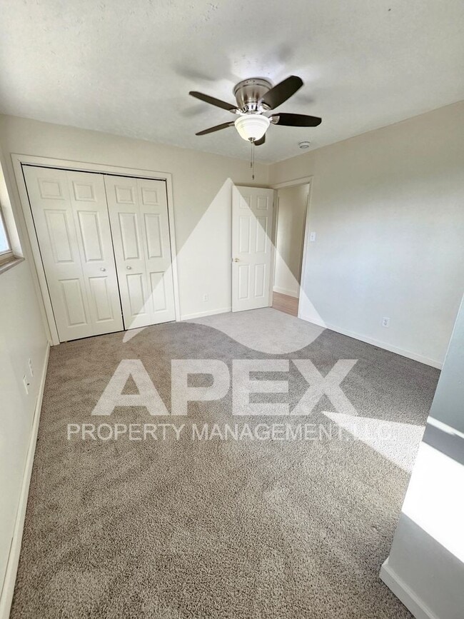 Building Photo - Spacious 4Bd – 2Ba Tri-Level Brick Home in North Knoxville!