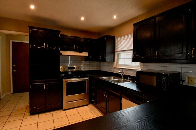 Building Photo - 4-Bed, 2-Bath Home in Broken Arrow Schools...