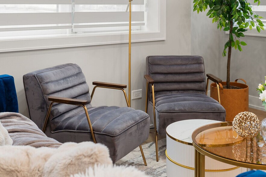 Building Photo - 801 S Western Ave