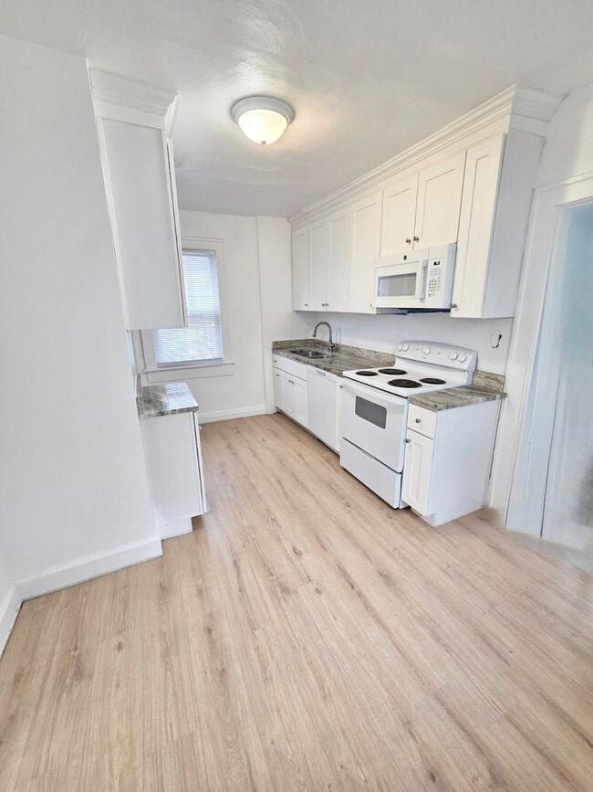 Building Photo - ***RENT READY~4 Bed RENOVATED 2 story house/w/ downstairs bedroom/Granite countertops