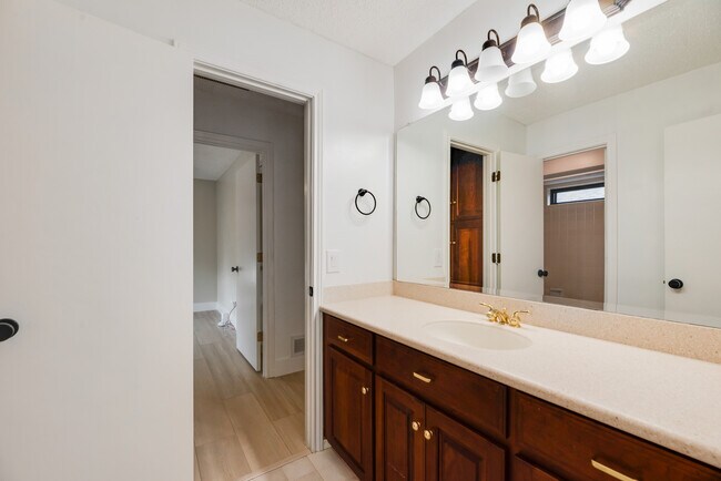 Building Photo - 2605 Glenhaven Dr
