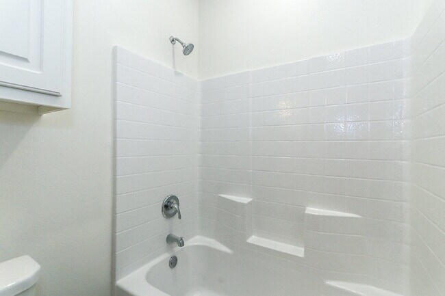 Building Photo - 3 Bedroom Townhome