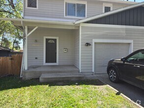 Building Photo - Three-bedroom condo in Denver boasts a lar...