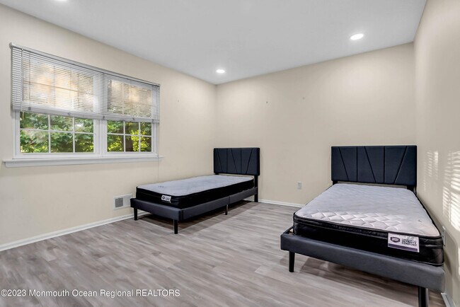 Building Photo - 1804 Holbrook St