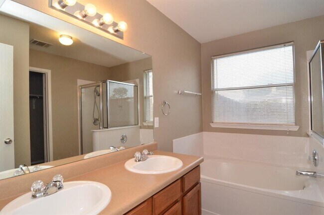 Building Photo - 806 Municipal Dr