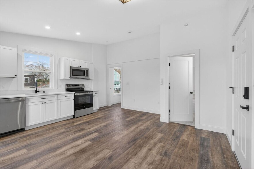 Building Photo - 371 Cabot St