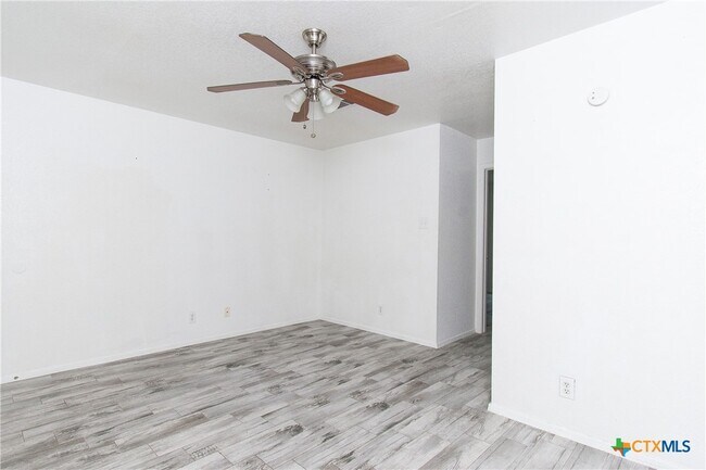Building Photo - 2018 Cedarhill Dr