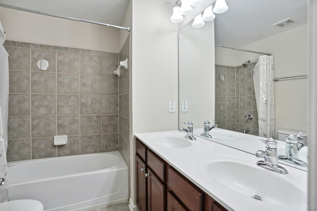 Building Photo - Beautiful townhouse in Westbury at Vinings...