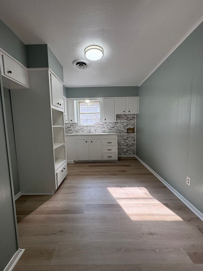 Building Photo - Very nice 3 bedroom/1 bath house with Central Air & Heat