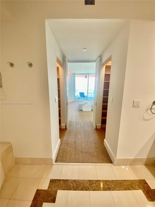 Building Photo - 300 South Pointe Dr