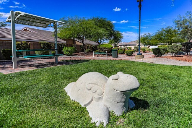 Building Photo - Beautiful, Single Story, 2 bed, 2 bath, To...