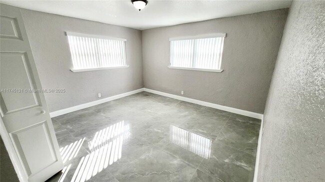 Building Photo - 416 S 28th Ave