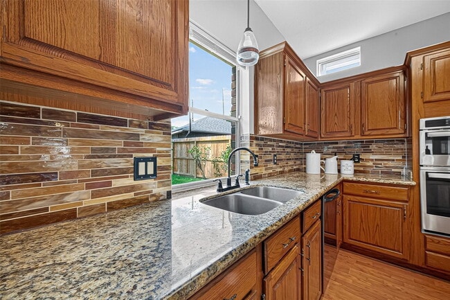 Building Photo - Double Lake Drive, Missouri City, TX 77459 - 4 BR 2.5 BA single-family home