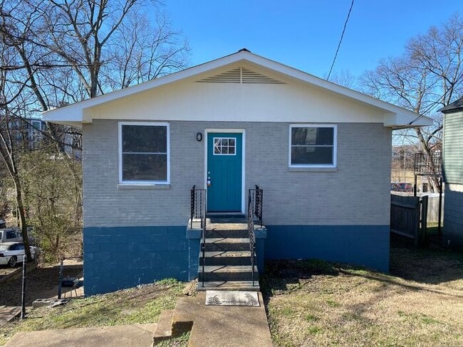 Primary Photo - 2 Bed / 1 Bath apartment in triplex 2nd Av...
