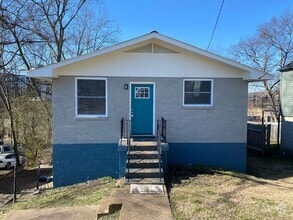 Building Photo - 2 Bed / 1 Bath apartment in triplex 2nd Av...