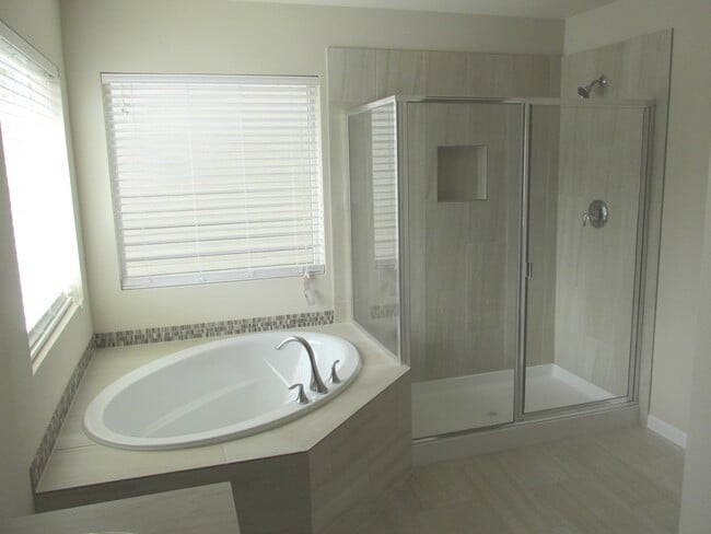 Building Photo - Like New, 4 Br 2.5 bth + Bonus Room 21 x 1...