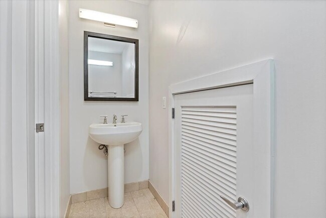 Building Photo - 24 Second St