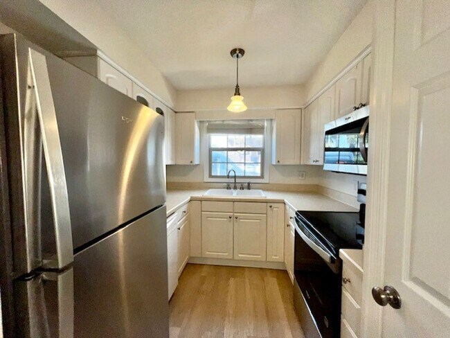 Building Photo - 2X2.5 -MOVE IN NOW! NEW LVP FLOORING ON 1ST FLOOR! NEW CARPET ON 2ND FLOOR! WATER VIEWS! CALL TOD...