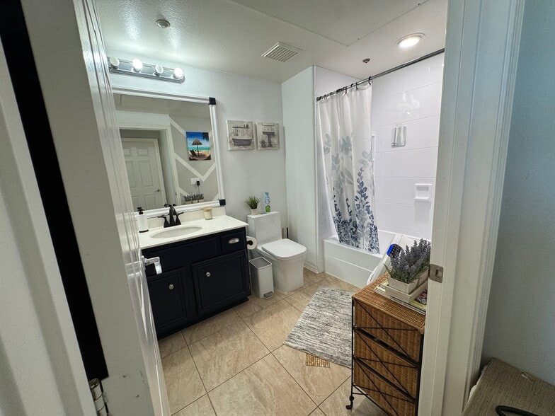 Building Photo - 243 Riverdale Ct