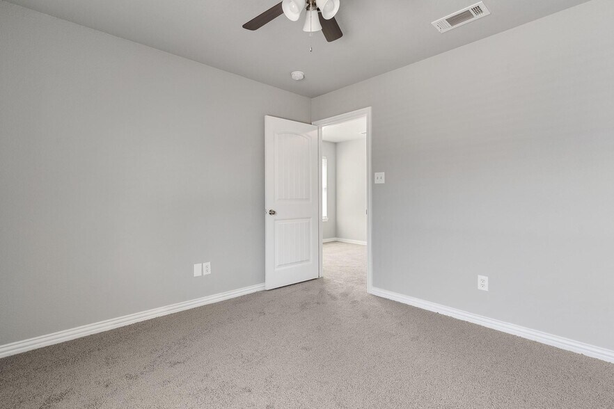 Building Photo - 2336 Homewood Ln