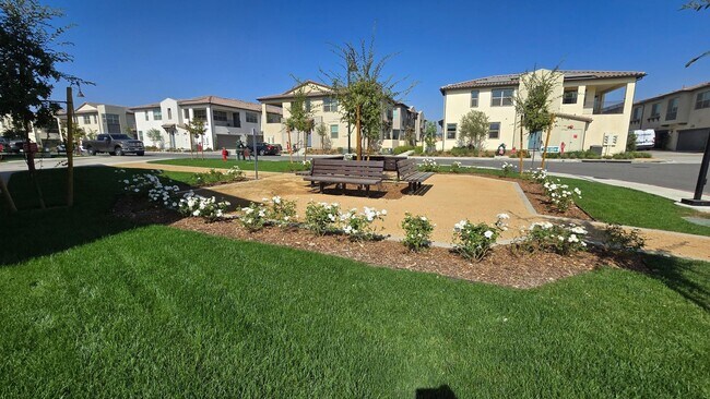 Building Photo - 3 Bedroom 2.5 bath townhouse new community in Ontario