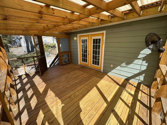 Building Photo - Arch Street Gem!