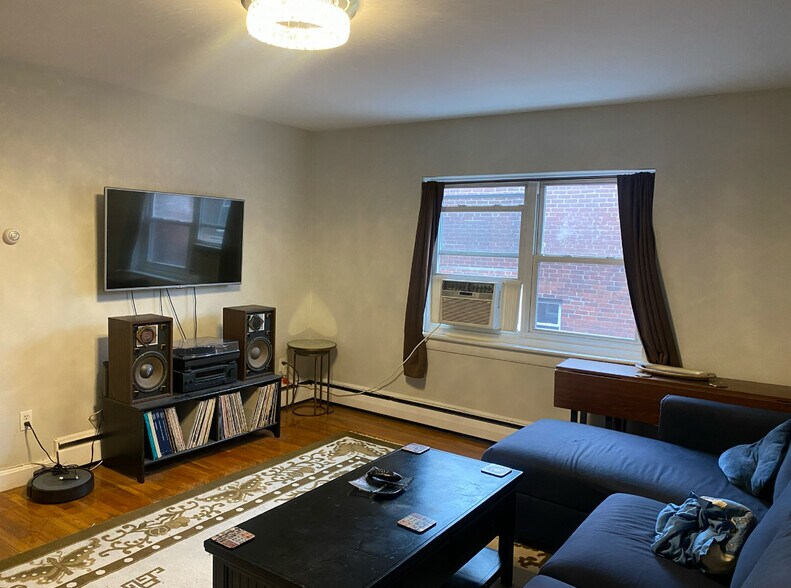 Building Photo - 63 Selkirk Rd