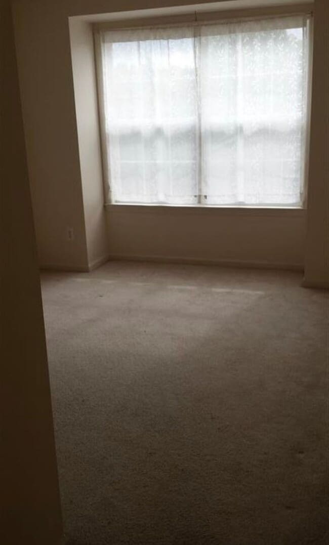 Building Photo - 2 bed 2.5 Bath