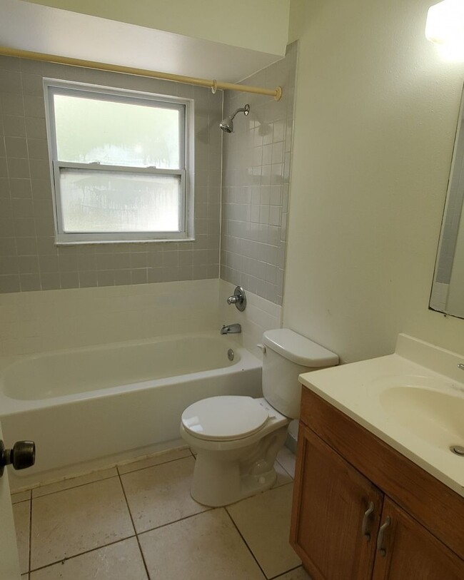 Building Photo - Three Bedroom with Bonus Room