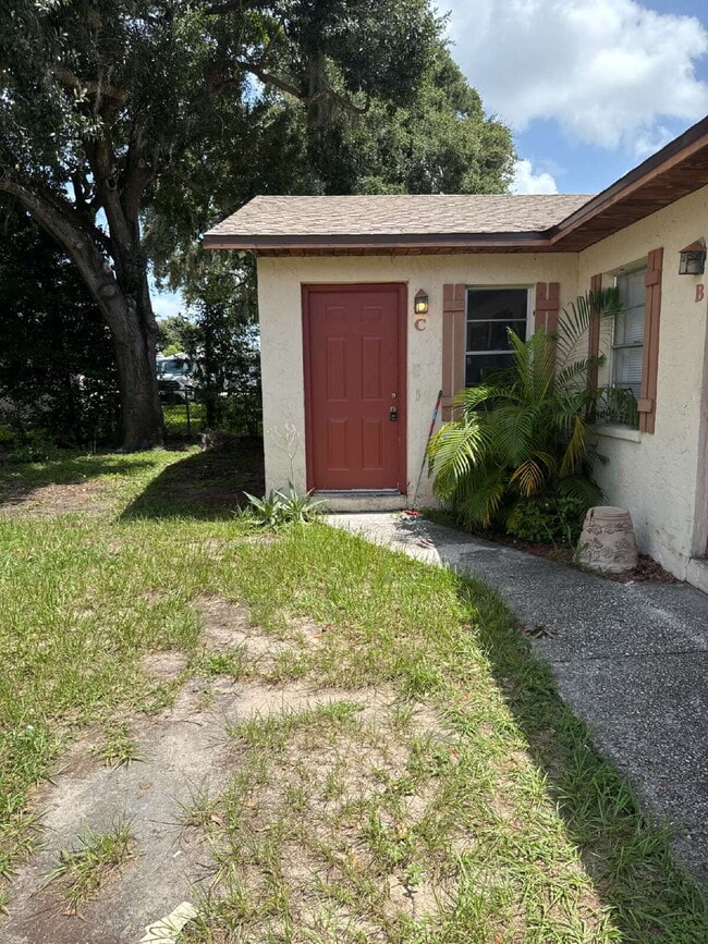 Building Photo - 2 bedroom 1 bath unit available for immedi...