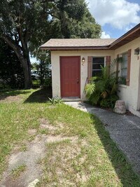 Building Photo - 2 bedroom 1 bath unit available for immedi...