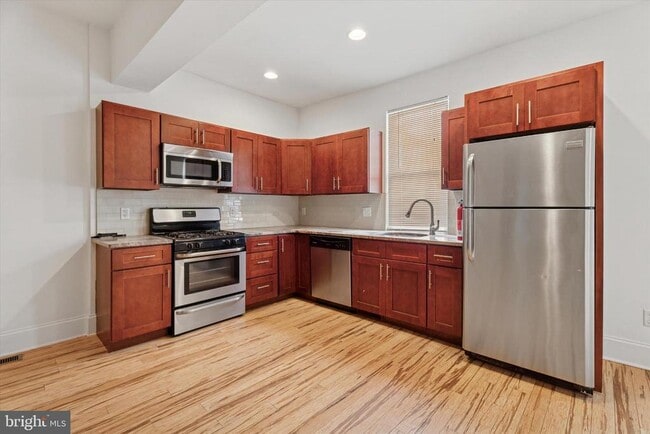 Primary Photo - 448 Roxborough Ave