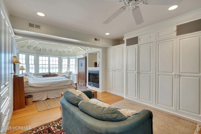 Building Photo - 323 Cove Dr