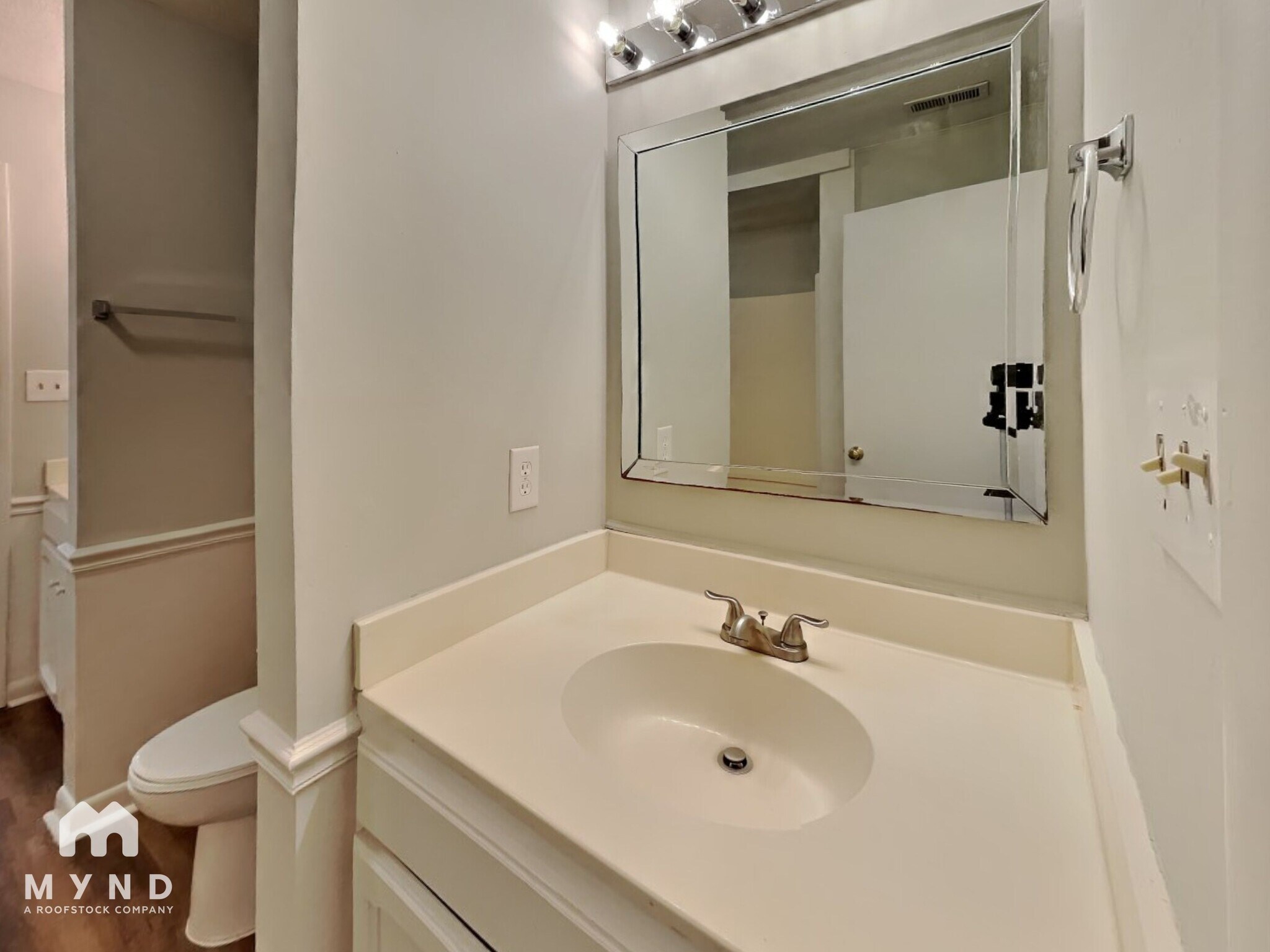 Building Photo - 137 Candlewick Dr