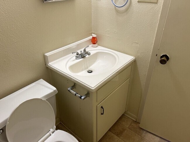 Building Photo - 821 Michelle Dr