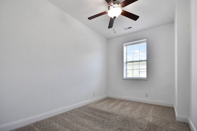Building Photo - Pet Friendly Four Bedroom!