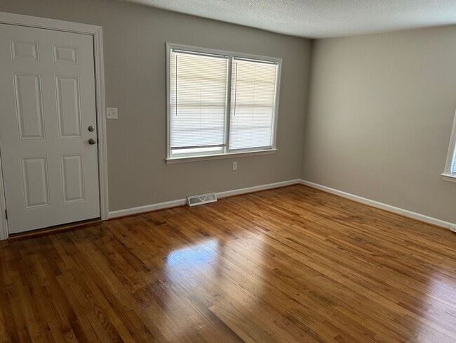 Building Photo - 3 bedroom, one bath house for rent