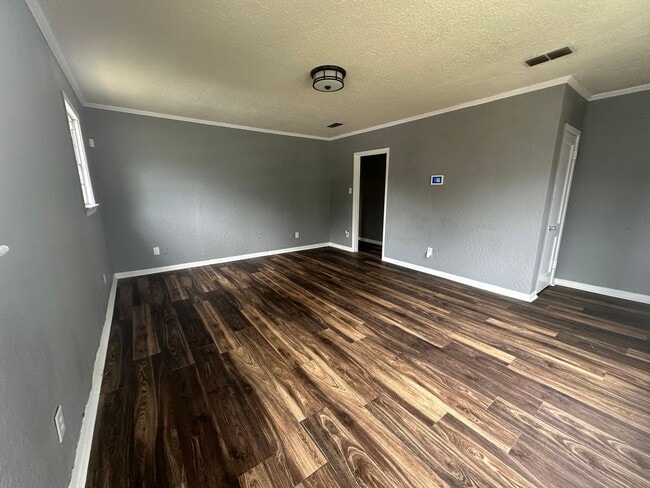 Building Photo - Gorgeous 3 bedroom Home In