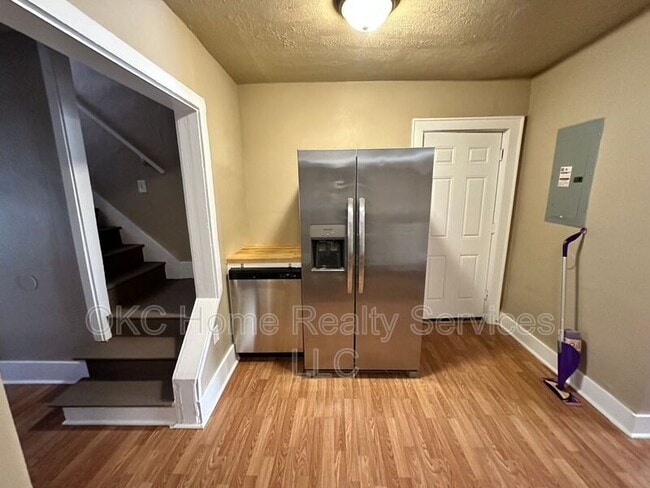 Building Photo - 1715 N Villa Ave