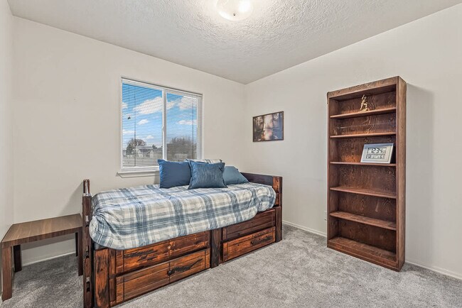 Building Photo - 727 W Clark Ave