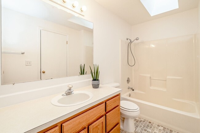 Building Photo - Modern Comfort in Silver Lake | 3-Bed, 2.5-Bath Home