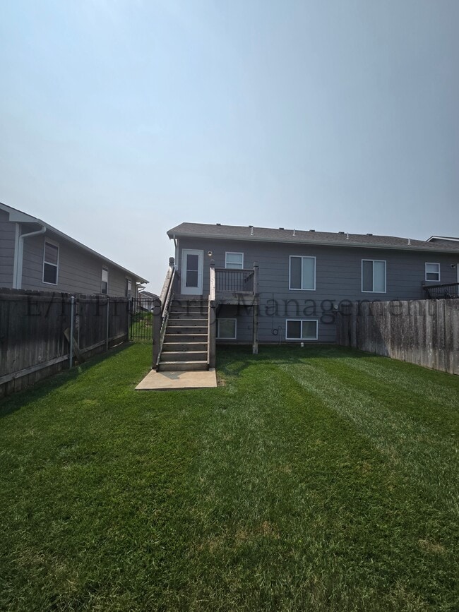 Building Photo - 2220 E Village Estates Dr