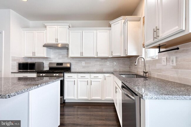 Building Photo - 8349 Daydream Cres