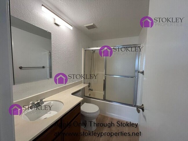 Building Photo - 523 Bustos Pl