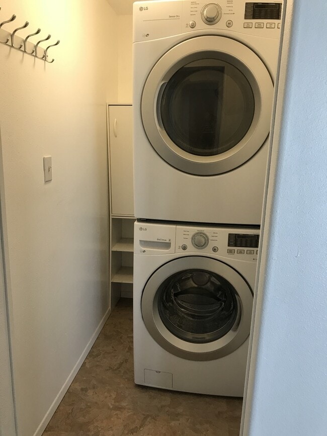 Building Photo - Log Home for Rent in North Pole!