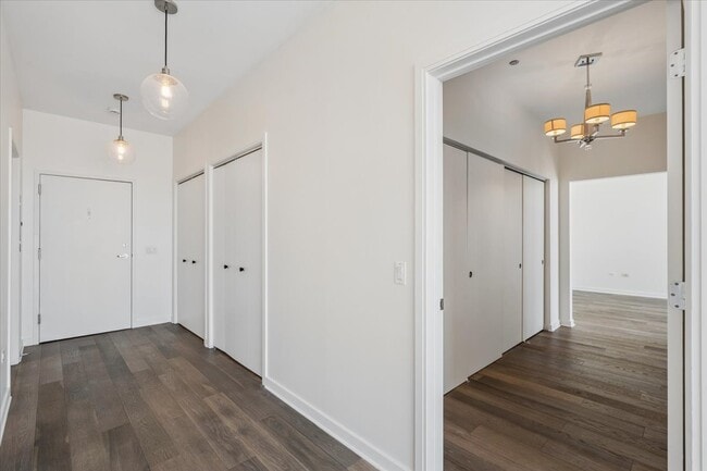 Building Photo - 860 W Blackhawk St