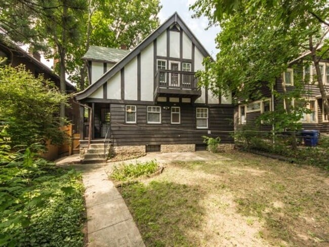 Building Photo - 2080 Summit St