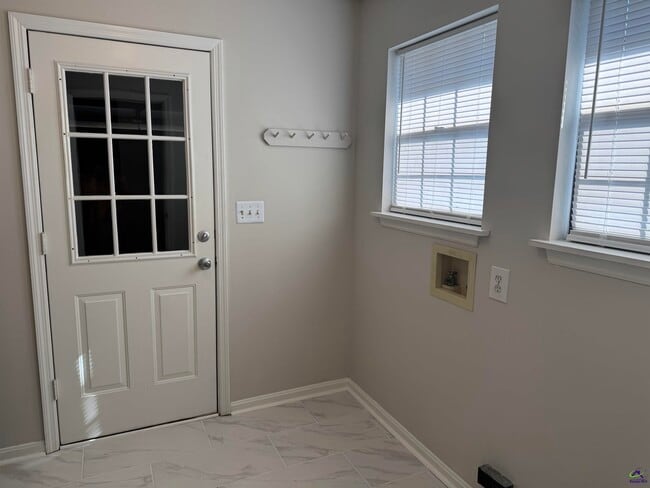 Building Photo - 408 Sunshine Way