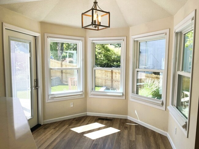 Building Photo - Bright & Spacious 3-Bedroom Home – Ideal f...